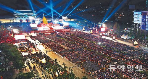 광화문광장 가득채운 기원대회 16일 서울 광화문광장에서 한반도 통일과 세계 평화를 위한 기원대회가 열렸다. 이 행사를 주최한 대한불교조계종에 따르면 기원대회에는 해외 종교지도자 200여 명을 비롯해 불교 신도와 시민 등 30만 명 이상이 참여했다. 김미옥 기자 salt@donga.com