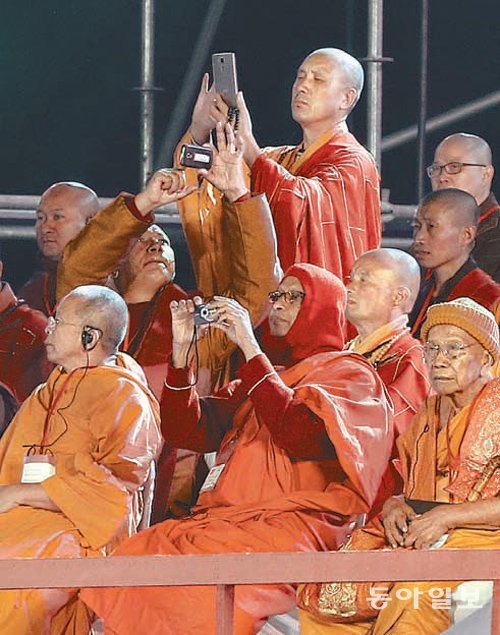 외국 스님들, 이 순간을 영원히… 16일 스마트폰과 카메라로 기원대회 모습을 담고 있는 외국 스님들. 김미옥 기자 salt@donga.com