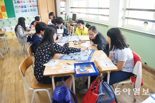 프로그래밍 교육용 게임인 ‘엔트리봇 보드게임’을 통해 명령어 체계를 배우고 있는 인천신석초 학생들. 윤지혜 기자 yooon@donga.com
