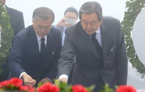 지난 4월 3일 제주 4.3 희생자 추념식에서 좌 문재인, 우 김무성.