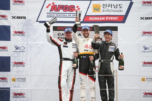 2015 포르쉐 카레라컵 아시아 4라운드가 14일 전남 영암 코리아인터내셔널서킷에서 펼쳐졌다. 이날 최명길(오른쪽)은 3위를 기록해 포디움에 올랐다.