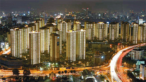 아파트 전용면적 1㎡당 평균 가격 2위인 서울 서초구 반포동은 교통이 편리하고 학군이 잘 갖춰져 있는 데다 한강 조망권이 확보돼 수요자들이 몰리고 있다. 사진은 ‘반포자이’의 모습. GS건설 제공