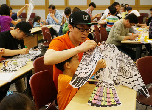 SK플래닛 11번가가 9일 임직원 가족을 대상으로 한 가정의 날 행사를 진행하는 등 국내 주요 기업들이 5월을 맞아 소속 직원들과 가족을 위한 다양한 프로그램을 마련했다. 프로그램에 참여해 아이와 함께 연을 만들고 있는 11번가 직원. 사진제공｜11번가