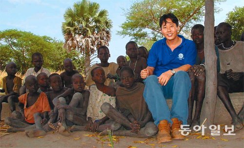 고 이태석 신부가 생전에 아프리카 남수단 톤즈에서 봉사활동을 하던 당시 현지 아이들과 즐거운 시간을 보내고 있다. 그는 눈을 감기 전 “톤즈의 아이들에게 돌아가야 한다”는 말을 자주 했다. 동아일보DB