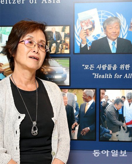 고 이종욱 세계보건기구(WHO) 사무총장의 부인인 가부라키 레이코 여사가 한국국제보건의료재단에 마련된 이종욱 자료실을 둘러보고 있다. 김재명 기자 base@donga.com