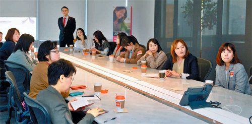 18일 서울 중구 순화동 AIA생명 빌딩에서 경력단절여성 보험설계사 양성 프로그램인 ‘쉬즈AIA’ 출신 설계사들이 모여 영업성과와 노하우를 공유하고 있다. AIA생명 제공