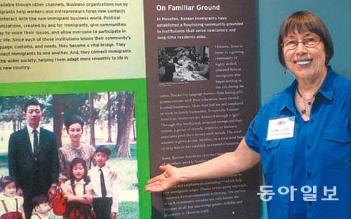 12일 미국 뉴욕 엘리스 섬의 국립이민박물관에서 클레이 기시 박사가 한인 이민 역사를 소개하고 있다. 그는 박물관 내 미국 이민 역사 전시물을 재정리하는 작업을 총괄했다. 뉴욕=부형권 기자 bookum90@donga.com