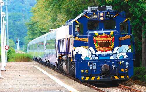 코레일 관광열차 S트레인(S-train)은 편안하고 여유롭게 남도 땅의 자연경관을 즐길 수 있어 ‘슬로 기차여행’으로 불린다. 코레일 제공