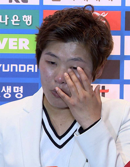 한국 여자축구 대표팀의 간판 지소연이 18일 ‘2015 캐나다 월드컵 출정식’이 끝난 뒤 열린 기자회견에서 부상으로 하차한 후배 여민지에 대한 질문이 나오자 눈물을 흘리고 있다. 채널A 제공