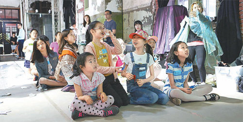 지난해 서울에서 열린 세계문화예술교육주간 워크숍 박람회에서 어린이와 청소년들이 공연을 관람하고 있다. 한국문화예술교육진흥원 제공