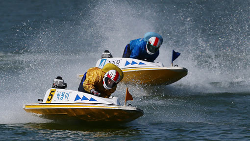 2015 경정퀸은 누구냐. ‘2015 경정여왕전’이 21일 미사리 경정장에서 열린다. 랭킹 1위 이주영과 승률 1위 박정아의 불꽃 튀는 경쟁이 예상된다. 사진제공｜국민체육진흥공단 경륜경정사업본부
