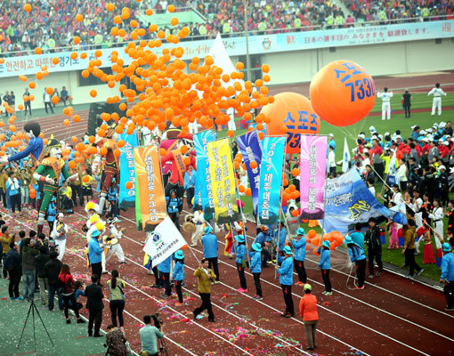 생활체육 동호인들의 축제이자 대화합의 장인 2015 전국생활체육대축전이 4일간의 일정을 마치고 17일 폐막했다. 15일 경기도 이천종합운동장에서 열린 개막식에서 퍼레이드를 벌이고 있는 선수단. 사진제공｜국민생활체육회