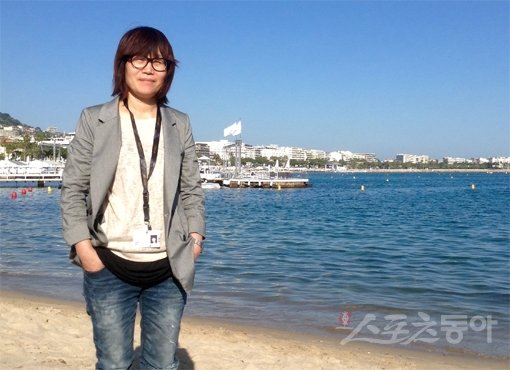 ‘마돈나’로 올해 칸 국제영화제 주목할 만한 시선 부문에 초청 받은 신수원 감독이 칸 해변에서 카메라 앞에 섰다. 2012년 ‘순환선’부터 ‘명왕성’ 등 전작도 모두 칸을 비롯한 유럽영화제에 잇따라 초청됐다. 칸(프랑스)｜이해리 기자 gofl1024@donga.com