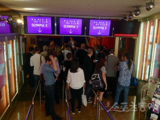 18일 오후(한국시간) 칸 올림피아 극장에서 열린 ‘차이나서밋’ 둘째 날 행사에 참석하기 위해 각국 영화 관계자들이 줄지어 서 있다. 칸(프랑스)｜이해리 기자 gofl1024@donga.com
