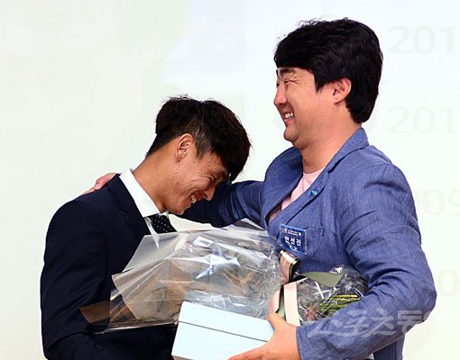 울산 정동호(왼쪽)가 19일 파주 NFC에서 열린 ‘2015 A매치 데뷔 선수 은사 초청 감사의 날’ 행사에서 고교 은사인 안선진 부경고 감독에게 고마움을 전하며 인사하고 있다. 파주｜김진환 기자 kwangshin00@donga.com