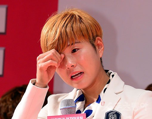 여자축구대표팀 전가을이 18일 서울 광화문 KT올레스퀘어에서 열린 ‘2015캐나다여자월드컵 출정식 토크콘서트’ 도중 눈물을 흘리고 있다. 김진환 기자  kwangshin00@donga.com