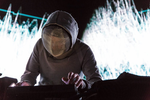 18일 서울시립미술관에서 첫 내한 무대를 꾸민 영국 전자음악가 스퀘어푸셔. 그는 “내 로봇 연주 앨범은 인간음악의 단순한 재현을 넘어 철저히 로봇의 관점에서 창작됐다”고 했다. 컴퍼니에프 제공