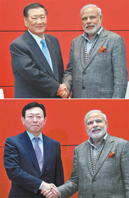 정몽구 현대자동차그룹 회장(위쪽 사진)과 신동빈 롯데그룹 회장(아래쪽 사진)이 19일 서울 중구 남대문로 밀레니엄서울힐튼호텔에서 나렌드라 모디 인도 총리를 각각 만나 협력 방안을 논의했다. 현대자동차·롯데그룹 제공