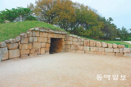 경주 석빙고(1738년) 입구. 오른쪽으로 날개벽이 튀어 나와 있다. 겨울철 찬바람은 이 날개벽에 부딪혀 소용돌이를 일으킨 뒤 석빙고 안쪽으로 깊숙이 파고들어 내부를 차갑게 만들어준다. 경주=이광표 기자 kplee@donga.com