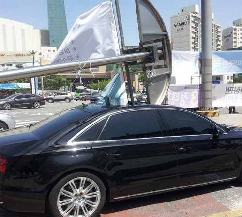 지난해 지방자치단체장 선거 기간 서울 성동구에서 강풍에 현수막 게시대가 쓰러지면서 아우디 A8 차량이 파손됐다. 성동구 제공