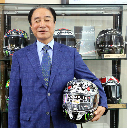 홍완기 홍진HJC 회장이 고급 오토바이 헬멧인 ‘알파 10’에 대해 설명하고 있다.