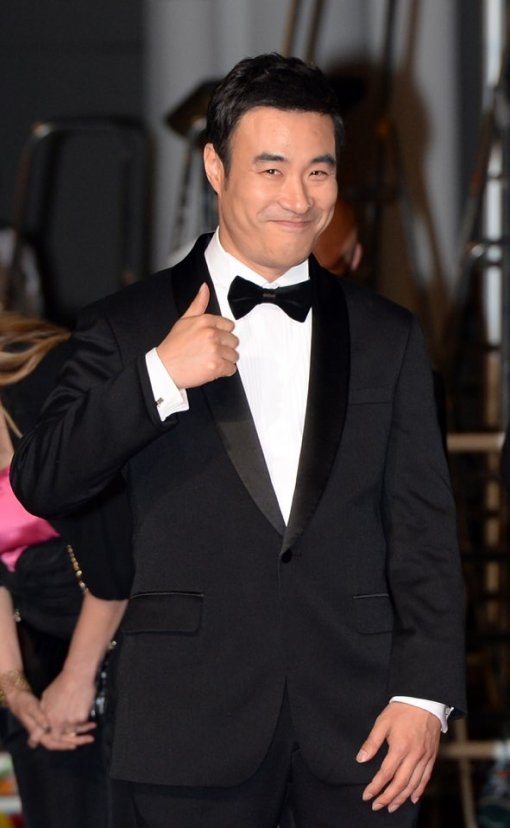 제68회 칸 국제영화제 미드나잇스크리닝에 초청된 영화 ‘오피스’의 배우 배성우가 19일 오전7시30분(한국시간) 뤼미에르 대극장에서 열린 공식 상영에 참석한 모습. 사진제공｜리틀빅픽쳐스