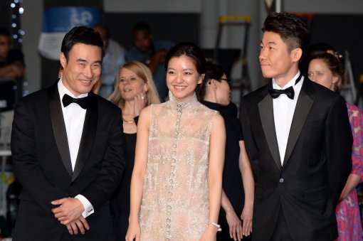 제68회 칸 국제영화제 미드나잇스크리닝에 초청된 영화 ‘오피스’의 배우 고아성, 배성우, 홍원찬 감독이 19일 오전7시30분(한국시간) 뤼미에르 대극장에서 열린 공식 상영에 참석한 모습. 사진제공｜리틀빅픽쳐스