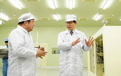 현장을 방문해 영업 현황 및 수출 애로 사항을 듣고 있는 무역보험공사 김영학 사장(오른쪽).