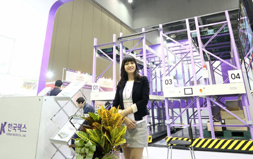 국제물류기기전에 참가한 ㈜한국랙스의 윤선미 부사장.