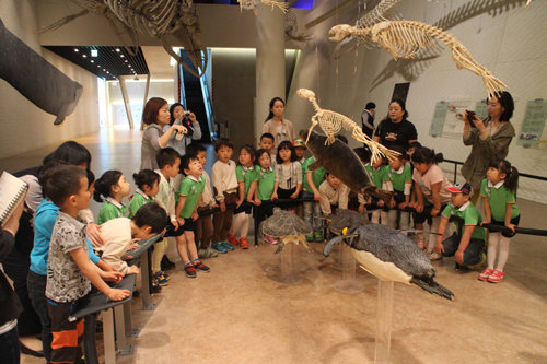 해양생명 교육프로그램에 참가한 학생들이 바다속 생물에 관한 설명을 듣고 있다.