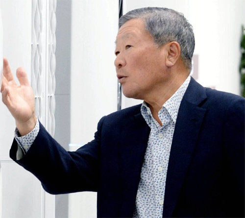 구본무 LG그룹 회장이 20일 서울 금천구 가산디지털1로 LG전자 가산R&D캠퍼스에서 최근 나온 LG전자 에어컨의 디자인을 살펴보고 있다. LG그룹 제공