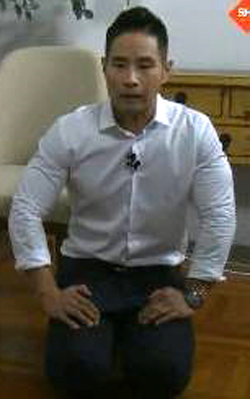 19일 인터넷 방송을 통해 무릎을 꿇은 채 선처를 구하는 가수 유승준 씨. 아프리카TV 화면 캡처