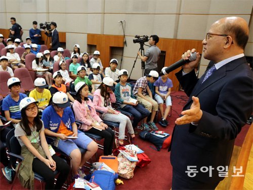 박한철 헌법재판소장(오른쪽)이 20일 오후 서울 종로구 헌법재판소 대강당에서 열린 어린이 헌법 교실 입교식에서 초등학생 200여 명과 즉석 질의 응답을 하고 있다. 김미옥 기자 salt@donga.com