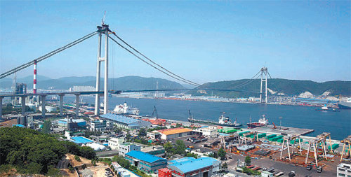 다음 달 1일 개통될 울산대교. 2010년 5월 착공한 지 5년 만에 완공됐다. 현대건설㈜ 등 국내 9개 건설사가 컨소시엄으로 참여한 울산하버브릿지㈜가 총 사업비 5398억 원을 들여 만들었다. 울산시 제공
