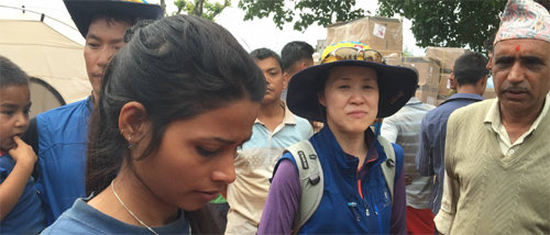 네팔 지진의 진원지인 고르카 지역을 찾은 여성 산악인 오은선 씨(오른쪽에서 두 번째). 오 씨는 네팔을 돕는 기금 마련을 위한 자선 산행을 벌이는 등 피해 지역을 재건하는 데 힘을 보탤 계획이다. 블랙야크 제공