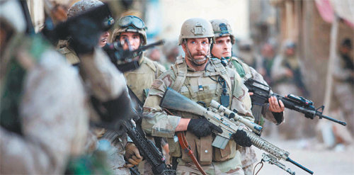 영화 ‘아메리칸 스나이퍼’에는 전투 현장에 투입된 군인들이 파편으로 인한 상해를 막기 위해 방탄복을 착용한 모습이 자주 등장한다. 워너브러더스코리아 제공
