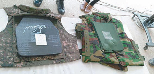 구형 방탄복과 신형 방탄복에 총알을 쏴 성능을 비교한 결과 신형은 방탄판에 변형이 거의 생기지 않은 반면(왼쪽) 구형은 총알에 맞은 부위가 움푹 파였다. 삼양컴텍 제공