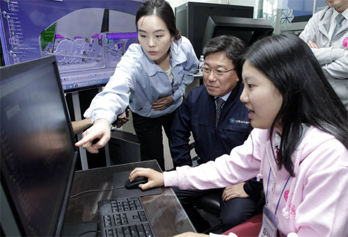 윤상직 산업통상자원부 장관(왼쪽에서 두 번째)이 학생들과 함께 컴퓨터 모니터로 생산 현황을 살펴보고 있다. 산업통상자원부 제공
