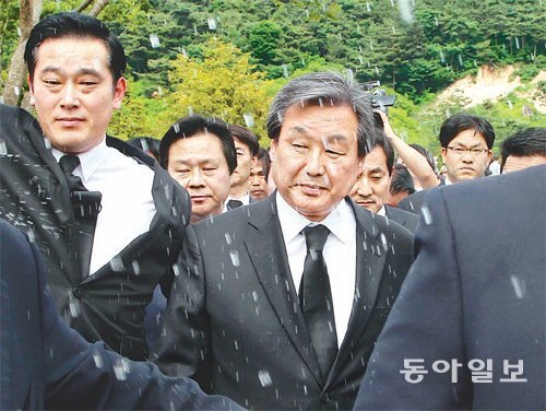 물 맞는 김무성 23일 경남 김해시에서 열린 고 노무현 전 대통령 6주기 추모행사에 참석한 김무성 새누리당 대표가 헌화 분향을 마치고 나오던 중 물세례를 받고 있다. 김해=변영욱 기자 cut@donga.com