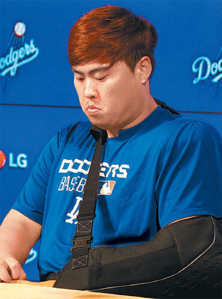 왼쪽 어깨 관절와순 봉합 수술을 받은 류현진(LA 다저스)이 깁스를 한 채 23일 기자회견에서 기자들의 질문을 받고 있다. 프리랜서 이사부 씨 제공
