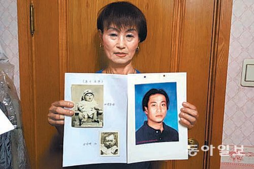 전길자 씨가 아들 이정훈 씨의 실종 당시 사진과 현재 모습추정사진을들고있다.손가인기자 gain@dong.com