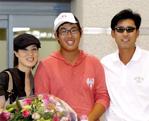 2009년 ‘한중 핑퐁 커플’인 아버지 안재형(오른쪽), 어머니 자오즈민 씨(왼쪽)와 환하게 웃고 있는 안병훈. 동아일보DB