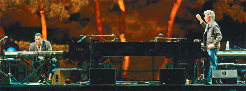 23일 밤 서울에서 듀오 공연을 펼친 재즈 피아노 거장 허비 행콕(왼쪽)과 칙 코리아. 프라이빗커브 제공