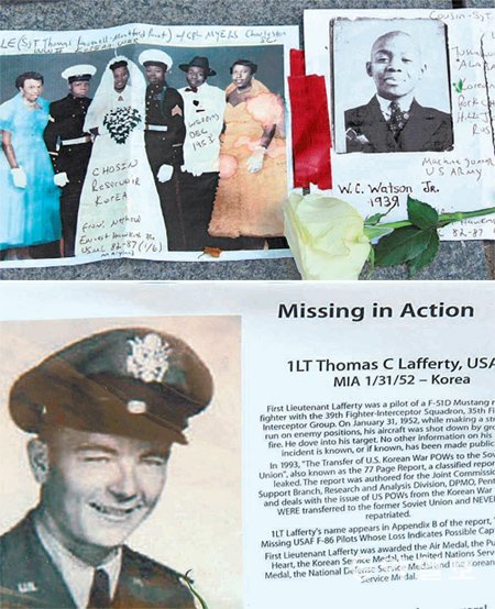 “잊혀진 승리… 잊지 못할 그대들” 미국 메모리얼데이인 25일 워싱턴 ‘한국전 참전 기념공원’에 실종 참전 용사들을 찾는 가족들의 전단이 놓여 있다. 왼쪽 아래 사진은 실종 참전 용사 토머스 라퍼티 중위를 찾는 가족들의 전단. 라퍼티 중위는 1952년 1월 31일 북한군 기지를 폭격하기 위해 출격해 적진에 전투기를 충돌시켜 임무를 수행한 뒤 생사가 확인되지 않고 있다. 워싱턴=이승헌 특파원 ddr@donga.com