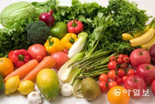 한국인 10명 중 9명은 채소와 과일을 권장량 만큼 먹지 않는 것으로 나타났다. 동아일보DB