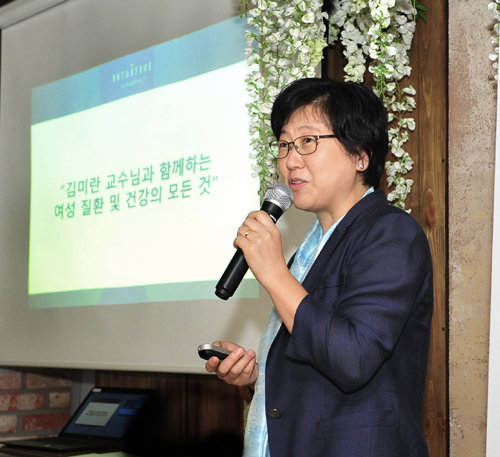 김미란 서울성모병원 자궁근종센터장이 자궁질환의 치료법에 대해 설명하고 있다. 에델만 제공