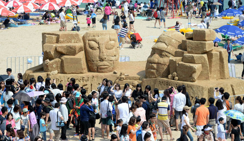 국내 최고인 해운대해수욕장에서 29일부터 다음달 1일까지 친환경 모래축제가 펼쳐진다. 지난해 축제기간 중 백사장에 설치된 모래조각작품. 해운대구 제공