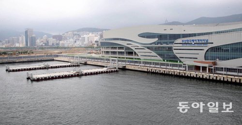 터미널 부두에서 바라본 새 부산항 국제여객터미널. 축구장 13개 크기와 맞먹는 규모로 범고래 형상의 웅장한 외관이 시선을 압도한다. 서영수 기자 kuki@donga.com