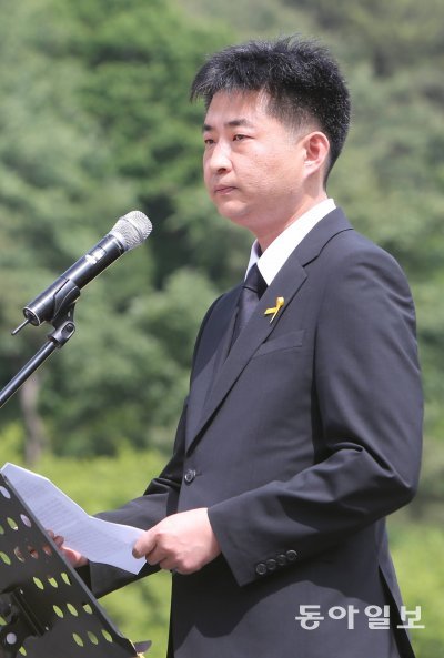 노무현 전 대통령의 장남 노건호 씨가 6주기 추모식에서 추모사를 읽고 있다.