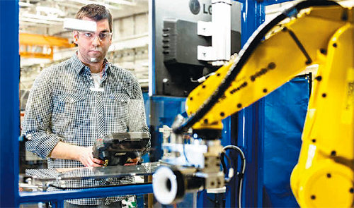 GE의 한 직원이 ‘로보틱스’ 기술을 이용해 제트엔진 장비를 제조하고 있다. GE코리아 제공